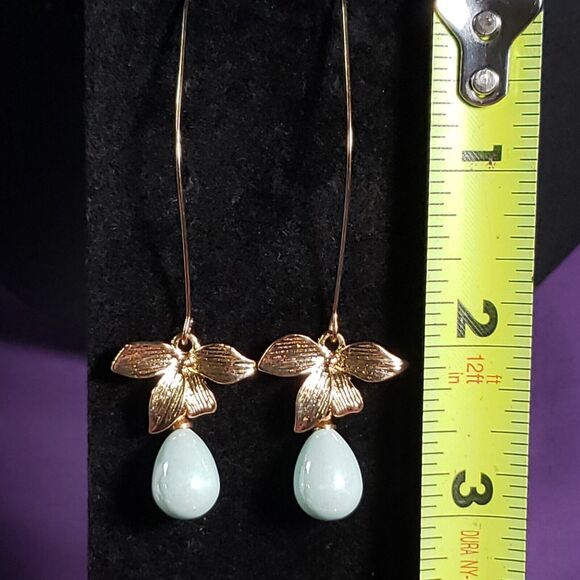 Long Wire Earrings Gold Tone Bows & Pearlescent Mint Green Egg Shaped Dangles - Picture 6 of 10